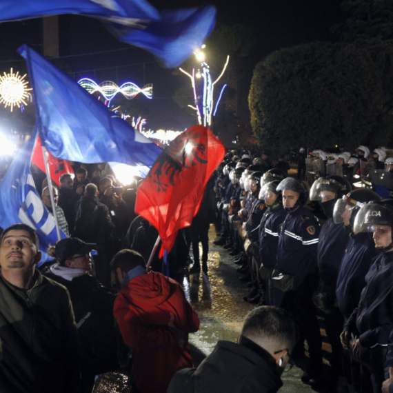 Sukobi u Tirani: Policija i demonstranti ispred zgrade vlade