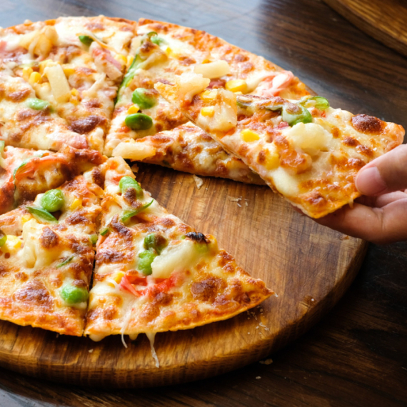 Lažna pica od samo nekoliko sastojaka osvojila je mreže: Evo kako se pravi VIDEO