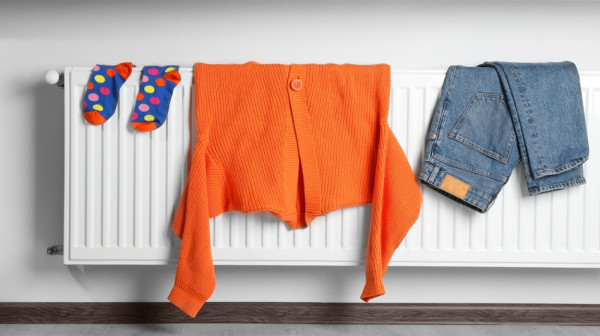 Opasno je: Evo zašto ne bi trebalo da sušite veš na radijatoru