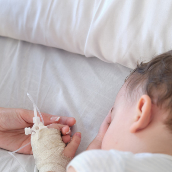 Perić iz RFZO: Blokaderi odbili majku bolesnog deteta jer podržava Vučića; Notorna laž o lečenju SMS porukama