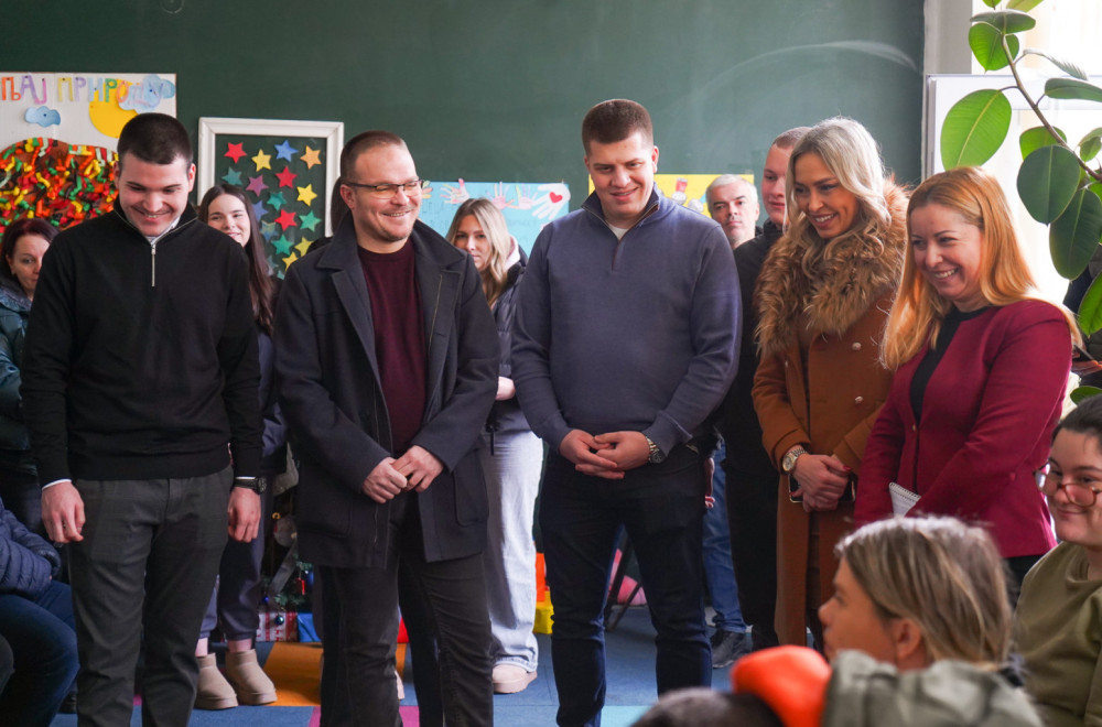 Praznična čarolija za Decu u srcu: Paketići Fondacije Mozzart stigli i u Aranđelovac FOTO