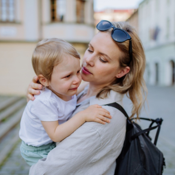 Kako da smirite dete koje ima izlive besa kod kuće i u javnosti?