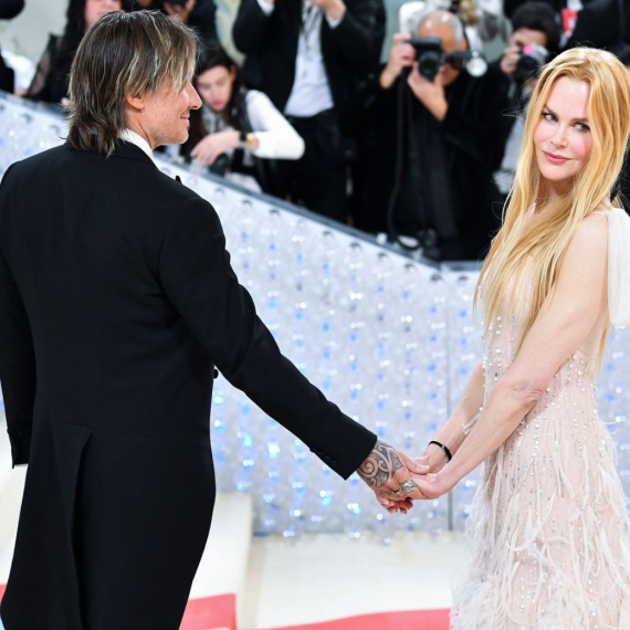 Nakon razvoda od Nikol Kidman odmah je našao novu devojku: Ima 26 godina FOTO