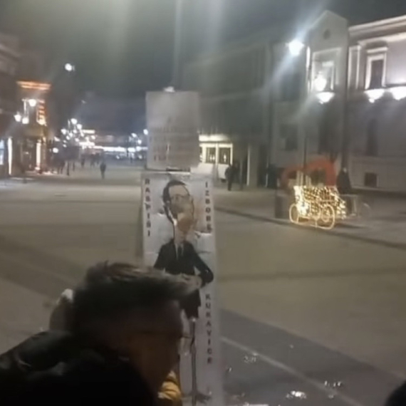 Skandalozne scene u Čačku: Blokaderi gađaju jajima kartonski transparent, na kom je nacrtan Vučić VIDEO