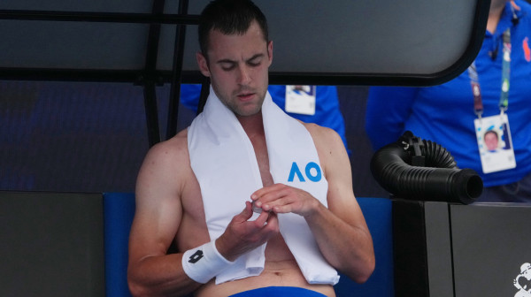 Sten podigao publiku na noge, Đere u problemu