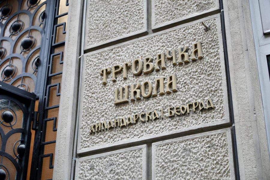 Učenici Trgovačke škole u Hilandarskoj ulici od danas ponovo u svojim klupama FOTO
