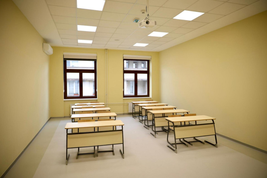 Učenici Trgovačke škole u Hilandarskoj ulici od danas ponovo u svojim klupama FOTO