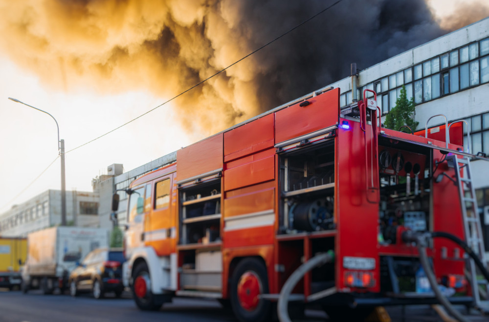 Veliki požar u Beogradu: Gori zgrada Specijalnog suda u Ustaničkoj; Svi hitno evakuisani