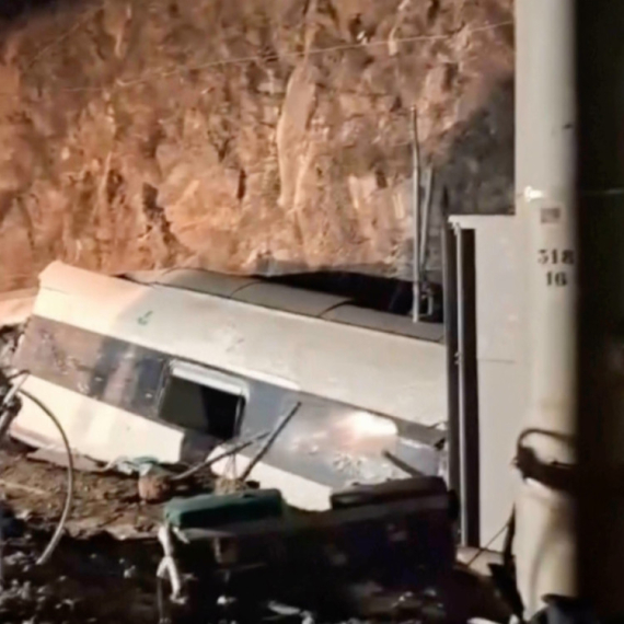 Tela na šinama, stvari na pruzi: Novi snimak iz Španije pokazuje silinu udarca VIDEO