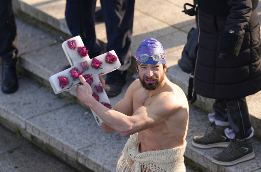 "20 godina sanjam ovaj trenutak": Srpski paratriatlonac prvi doplivao do Časnog krsta u Čačku FOTO