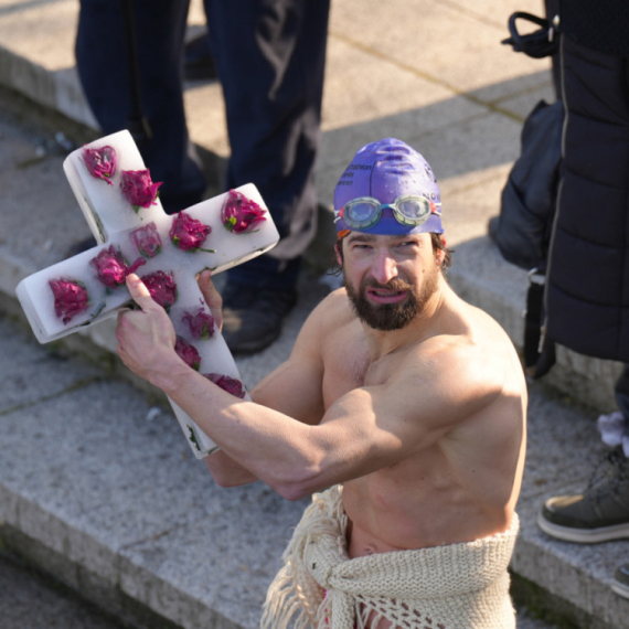 "20 godina sanjam ovaj trenutak": Srpski paratriatlonac prvi doplivao do Časnog krsta u Čačku FOTO