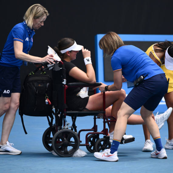 Teniserku u Melburnu izneli sa terena u kolicima