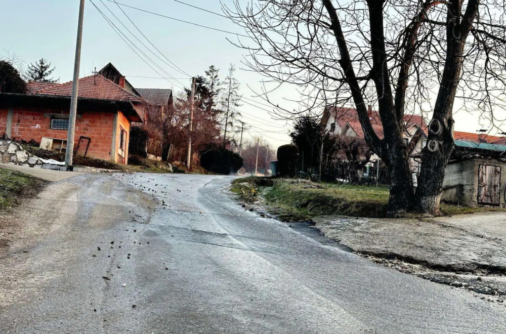 Od jutros nema vode, a ulicom teče reka: Havarija na vodovodnoj mreži u Čačku