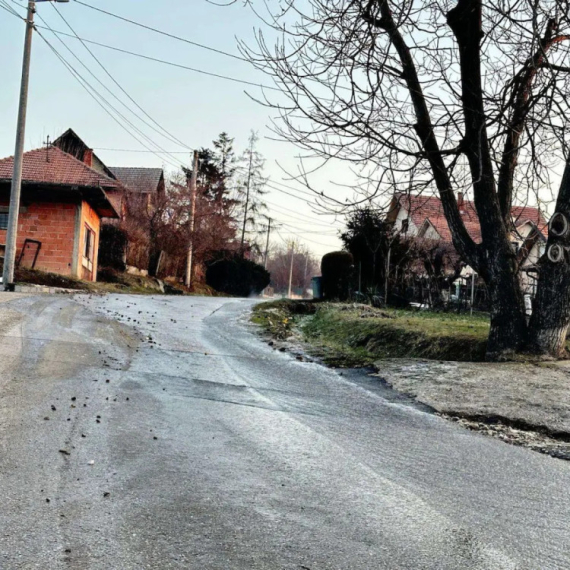 Od jutros nema vode, a ulicom teče reka: Havarija na vodovodnoj mreži u Čačku