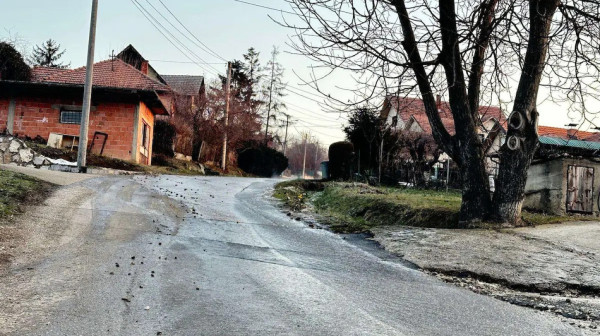 Od jutros nema vode, a ulicom teče reka: Havarija na vodovodnoj mreži u Čačku