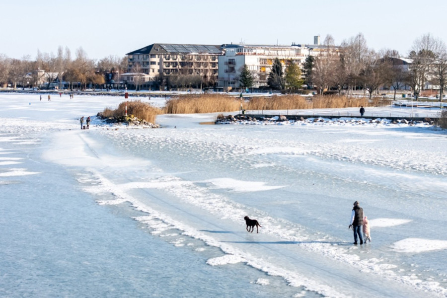 Posle devet godina zimska bajka na jezeru: Jedinstvena ledena površina privukla mnoge FOTO/VIDEO