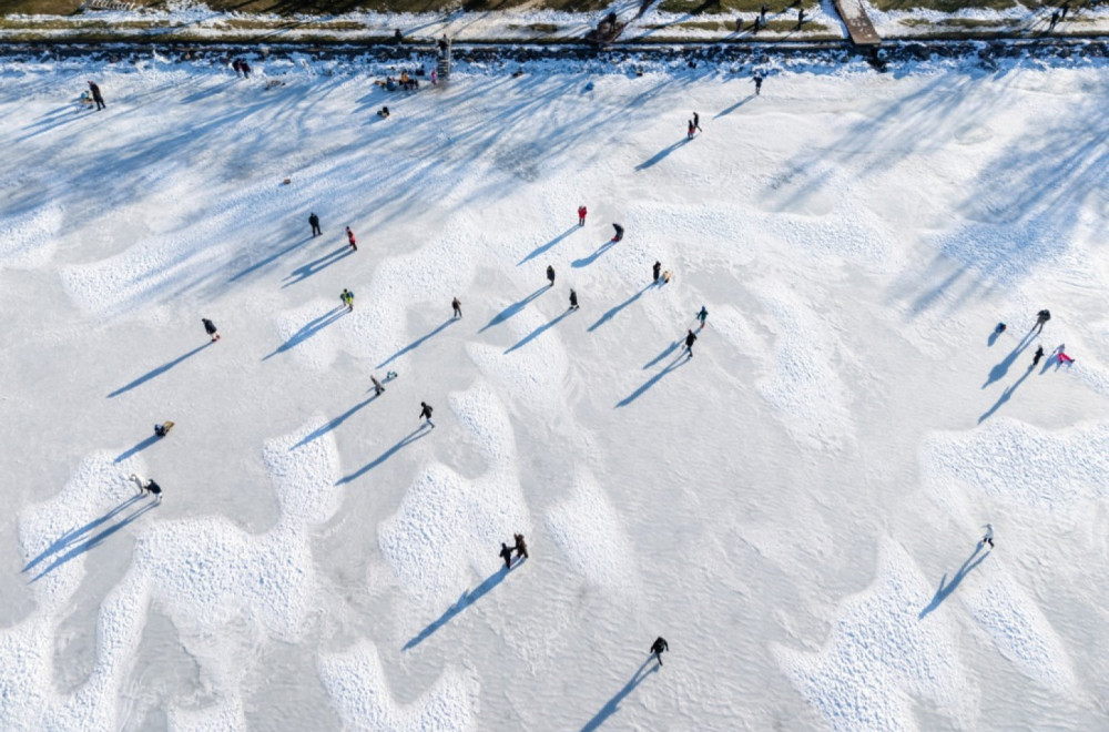 Posle devet godina zimska bajka na jezeru: Jedinstvena ledena površina perivukla mnoge FOTO/VIDEO