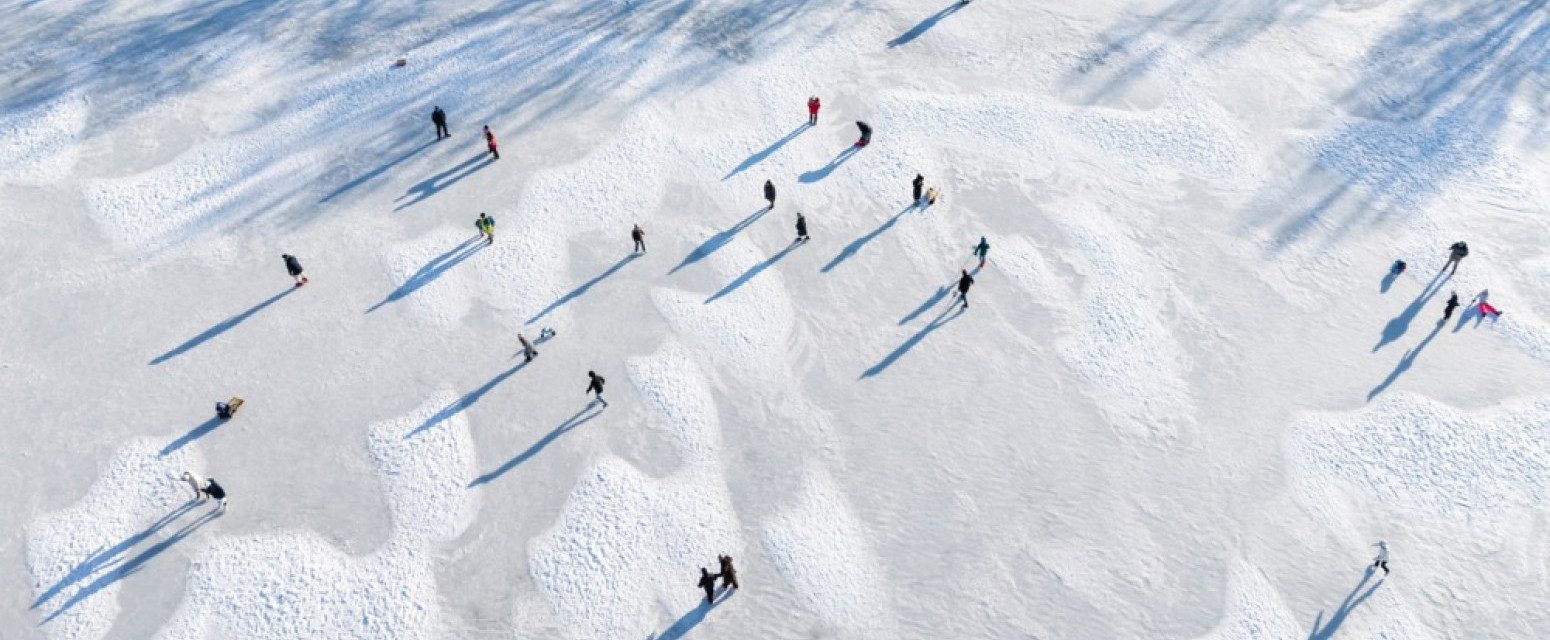 Posle devet godina zimska bajka na jezeru: Jedinstvena ledena površina privukla mnoge FOTO/VIDEO