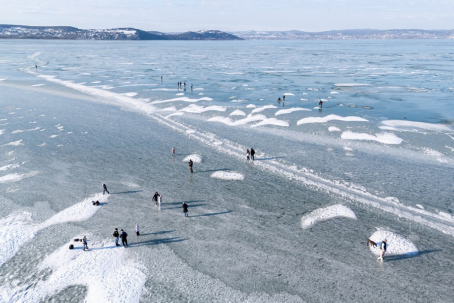 Posle devet godina zimska bajka na jezeru: Jedinstvena ledena površina privukla mnoge FOTO/VIDEO