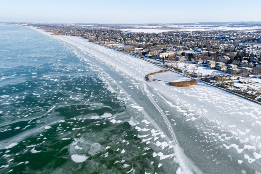 Posle devet godina zimska bajka na jezeru: Jedinstvena ledena površina privukla mnoge FOTO/VIDEO