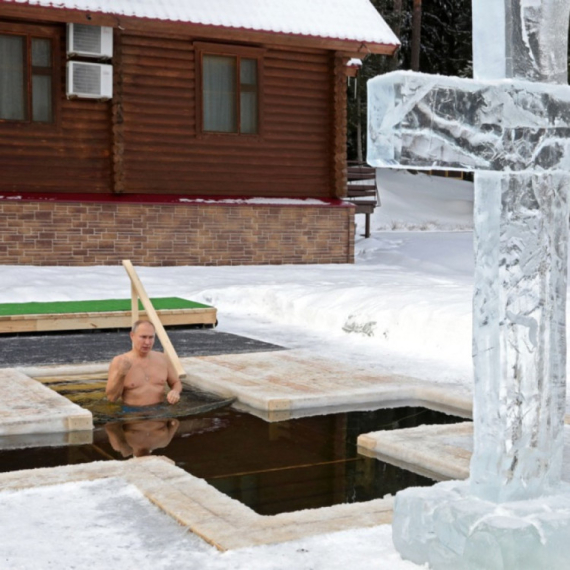 Prekrstio se i tri puta uronio: Putin se tradicionalno okupao u ledenoj vodi za Bogojavljanje VIDEO