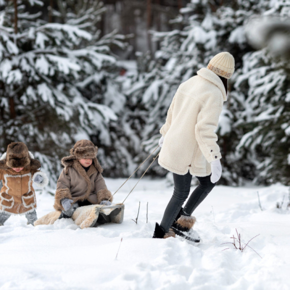 Podiže troje dece u najhladnijem gradu na svetu, a ovako izgleda njen dan na -64°C VIDEO
