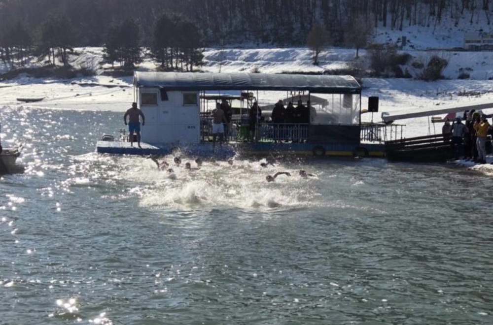 Ognjen je prvi doplivao do Časnog krsta na Zlatarskom jezeru: Ima samo 12 godina FOTO