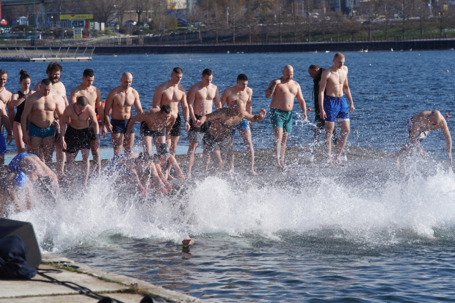 Održano plivanje za Časni krst na Adi Ciganliji: Učestvovalo 54 plivača FOTO