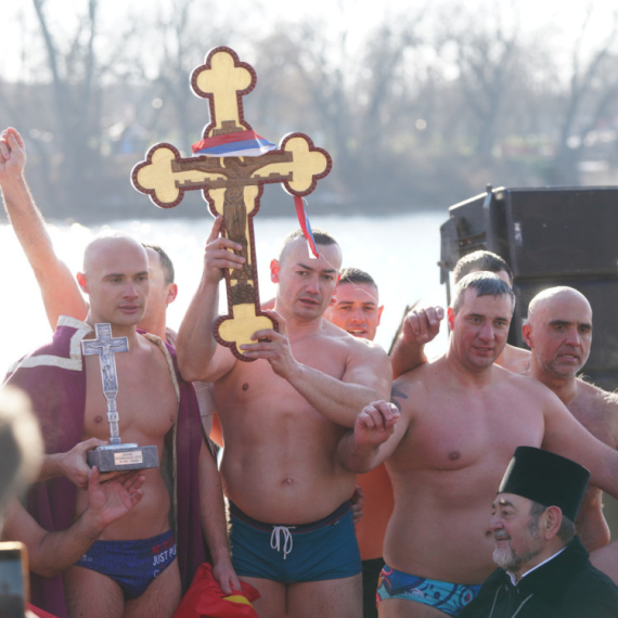 Održano plivanje za Časni krst na Adi Ciganliji: Učestvovalo 54 plivača FOTO