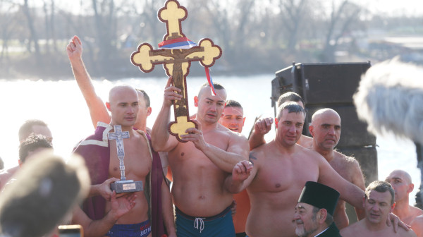 Održano plivanje za Časni krst na Adi Ciganliji: Učestvovalo 54 plivača FOTO