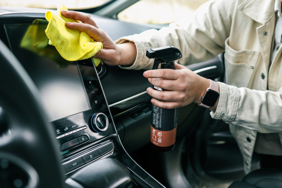Zašto proizvođači automobila vole piano black plastiku u enterijeru?