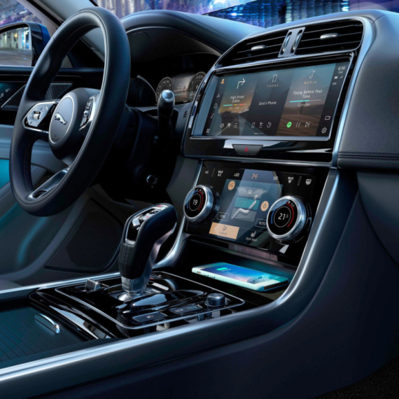 Zašto proizvođači automobila vole "piano black" plastiku u enterijeru?