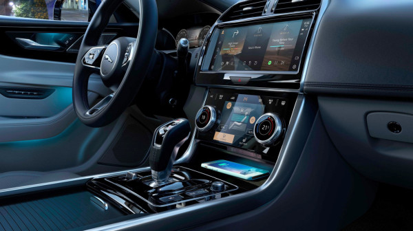 Zašto proizvođači automobila vole "piano black" plastiku u enterijeru?