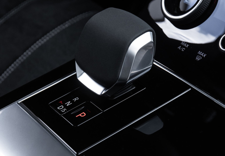 Zašto proizvođači automobila vole piano black plastiku u enterijeru?