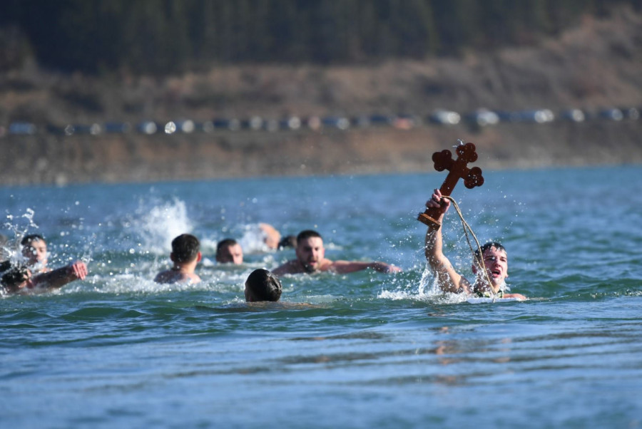 Matija prvi stigao do Časnog krsta: Na Gazivodama rekordan broj plivača FOTO