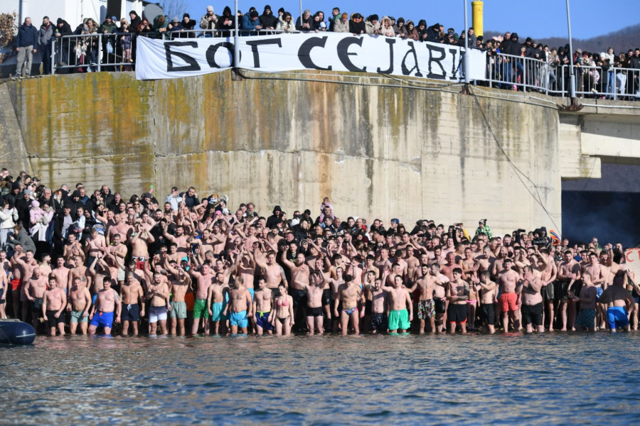 Matija prvi stigao do Časnog krsta: Na Gazivodama rekordan broj plivača FOTO