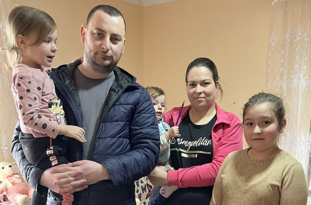 Petočlanoj porodici Babić iz Bačine potrebna je pomoć: Da više ne žive u kući od blata FOTO/VIDEO