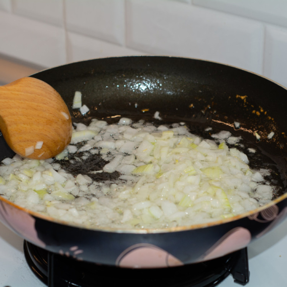 Trik profesionalaca: Pravilno dinstajte luk i neće biti neprijatnog mirisa u kući