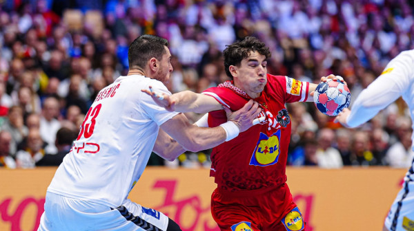 Srbija ima minimalnu prednost na poluvremenu