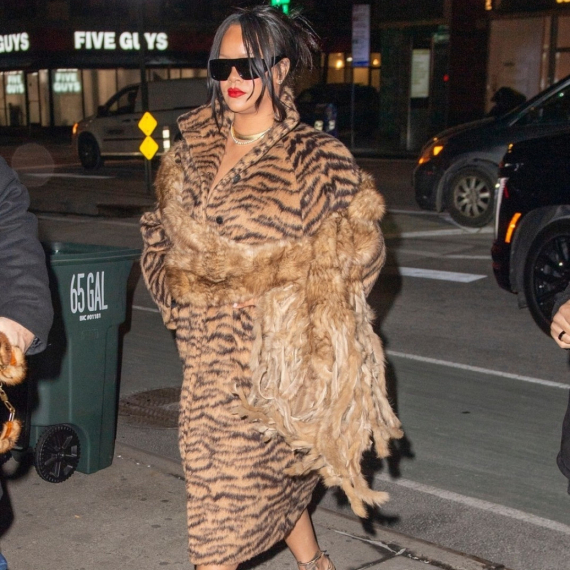 "Grrr": Ona zna kako se nosi ovaj seksi komad garderobe FOTO