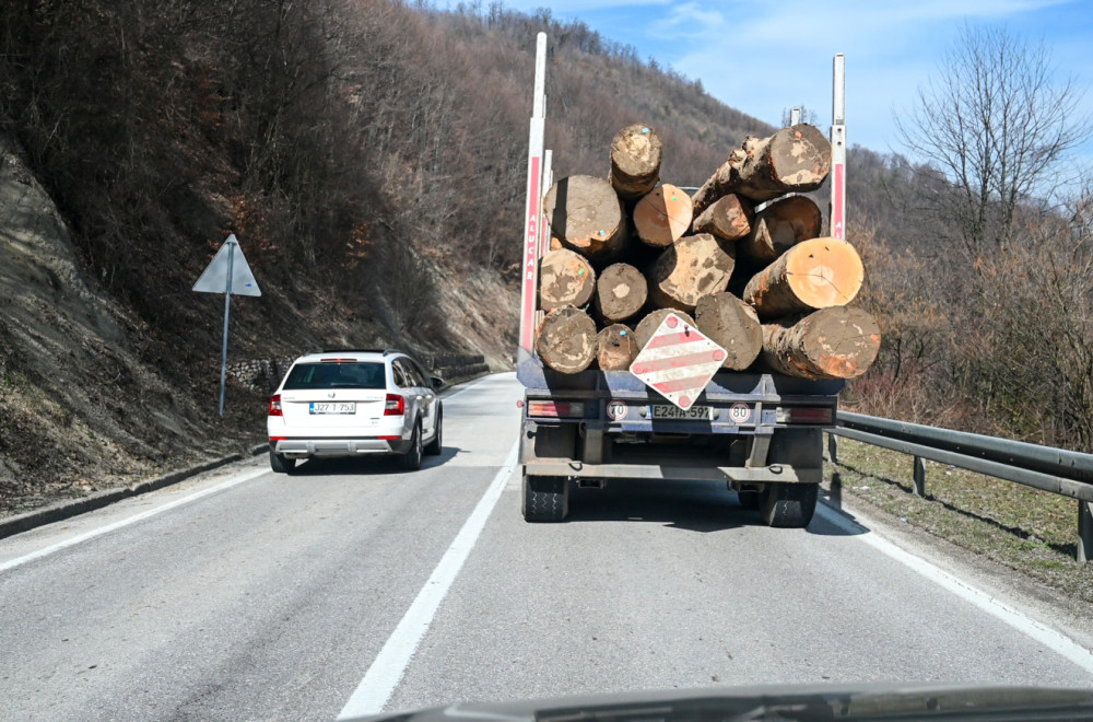 Preticanje preko pune linije: Kada je dozvoljeno po zakonu, a kada se strogo kažnjava