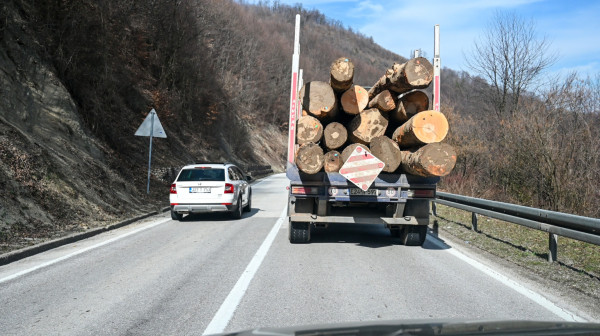 Preticanje preko pune linije: Kada je dozvoljeno po zakonu, a kada se strogo kažnjava