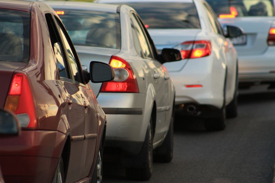 Preticanje preko pune linije: Kada je dozvoljeno po zakonu, a kada se strogo kažnjava