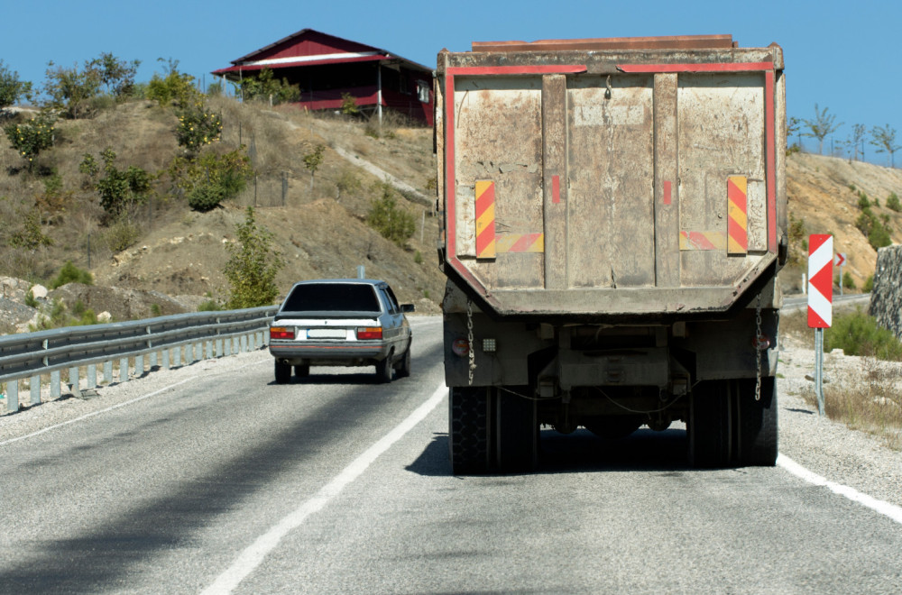 Preticanje preko pune linije: Kada je dozvoljeno po zakonu, a kada se strogo kažnjava