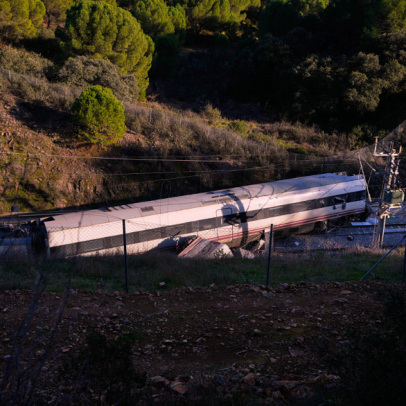 Trodnevna žalost u Španiji, hitne službe na terenu: Angažovani kranovi u potrazi posmrtnih ostataka