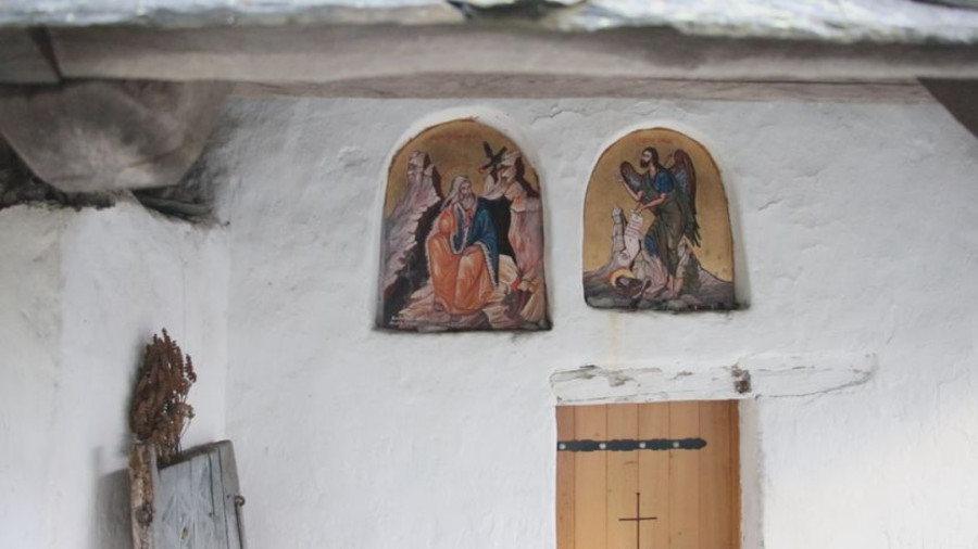 Ovo je najmanja crkva u Srbiji ali je velika svetinja: Mogu da uđu samo dva vernika u isto vreme FOTO