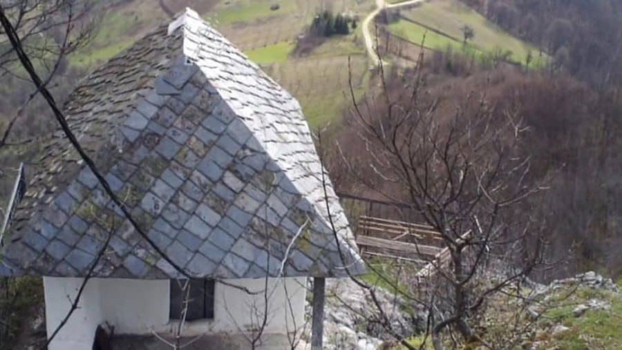 Ovo je najmanja crkva u Srbiji ali je velika svetinja: Mogu da uđu samo dva vernika u isto vreme FOTO