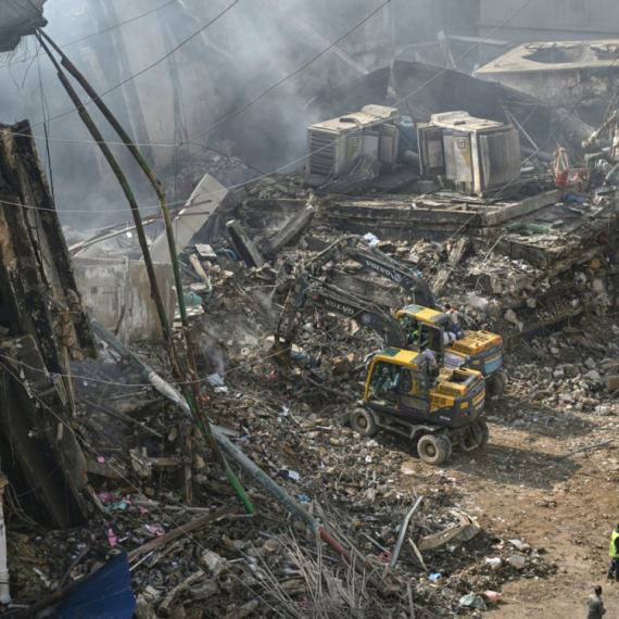 Vatrogasci tragaju za nestalima u tržnom centru: Vatra danima pravi problem, sumnja se na mnogo žrtava VIDEO