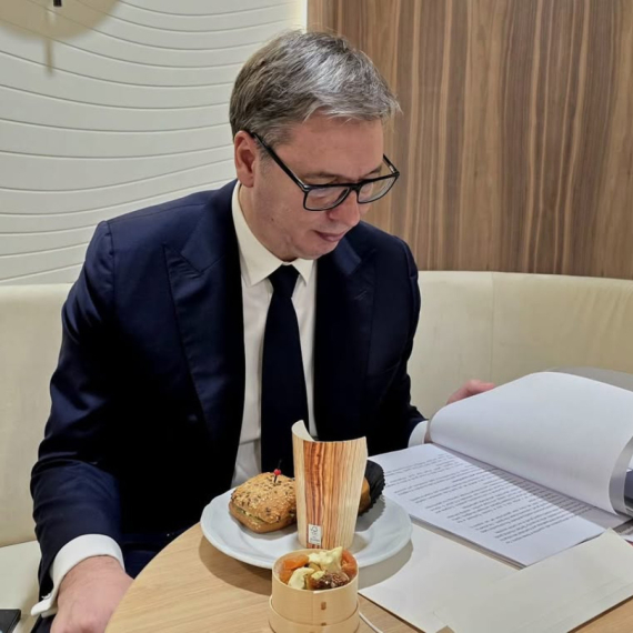 Vučić: Nama sendvičarima je mnogo lakše nego drugima; Sad mogu da izdržim do kasnih večernjih sati FOTO