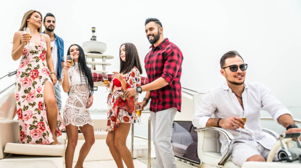 Bahati život dece iranske režimske elite s jedne i smrt hijada Iranca s druge strane FOTO